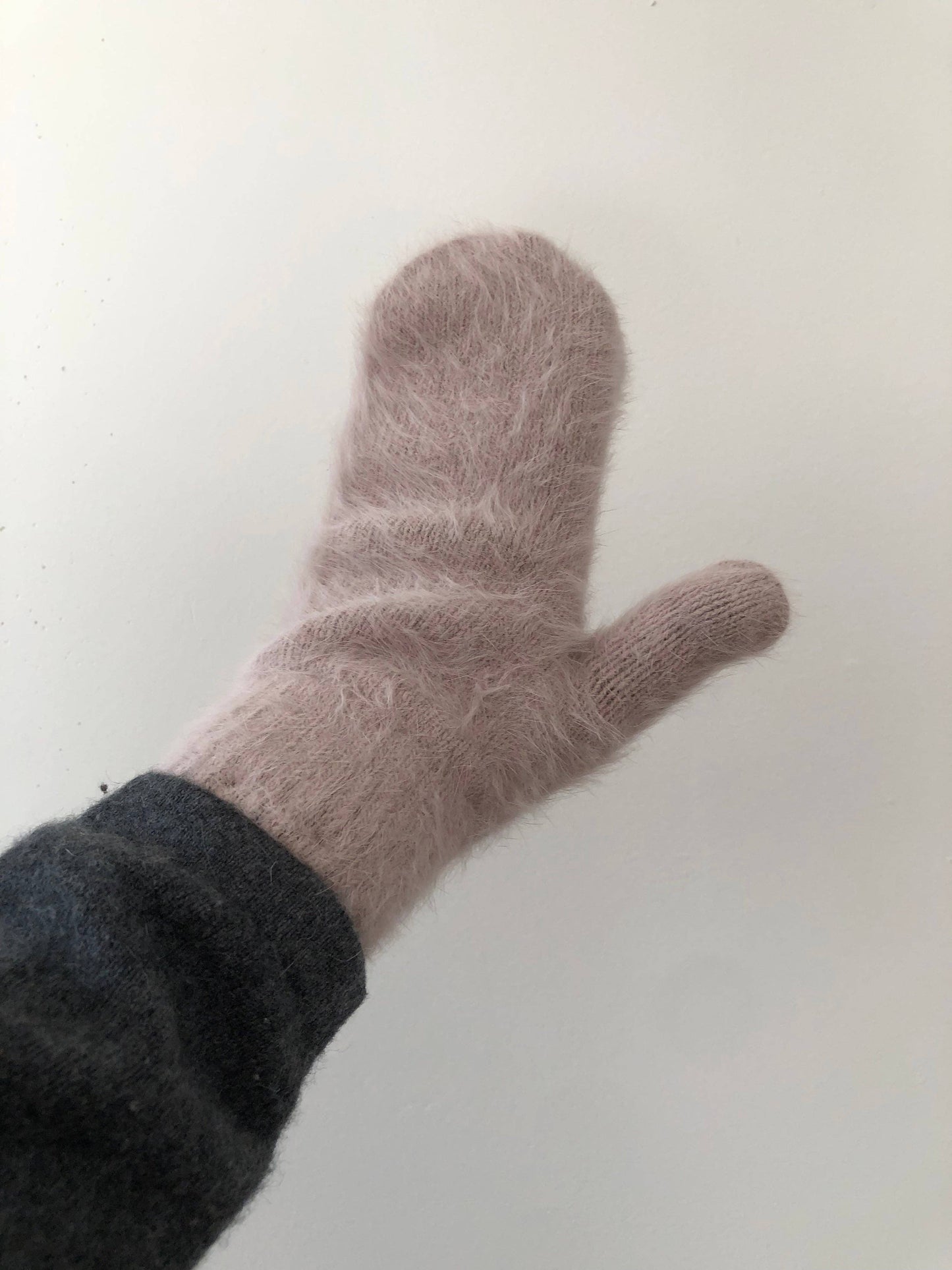 FLUFFY ANGORA MITTENS - neutral