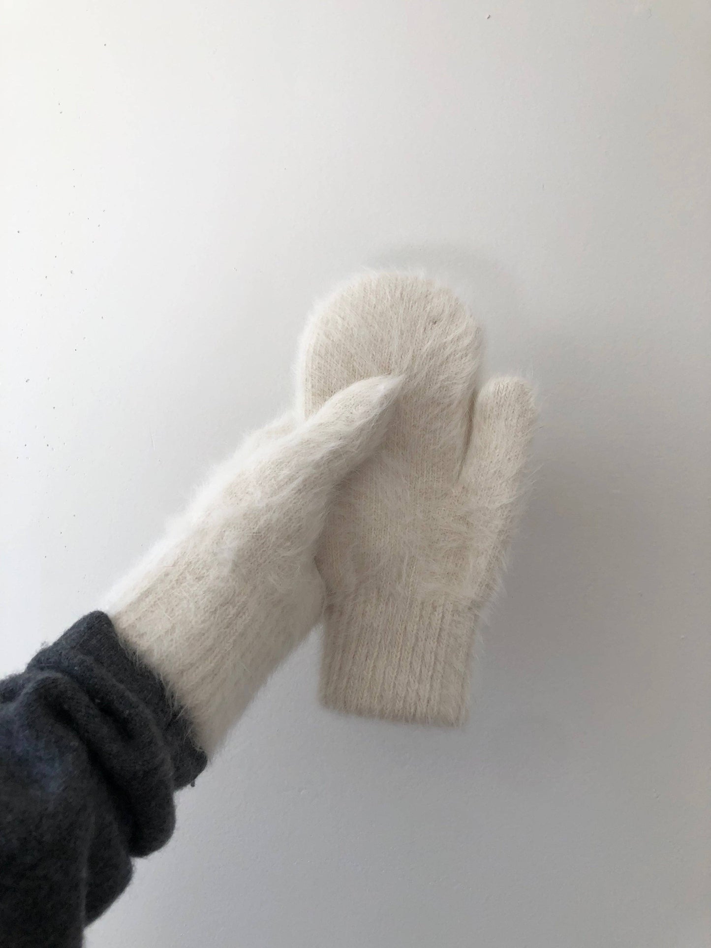 FLUFFY ANGORA MITTENS - neutral