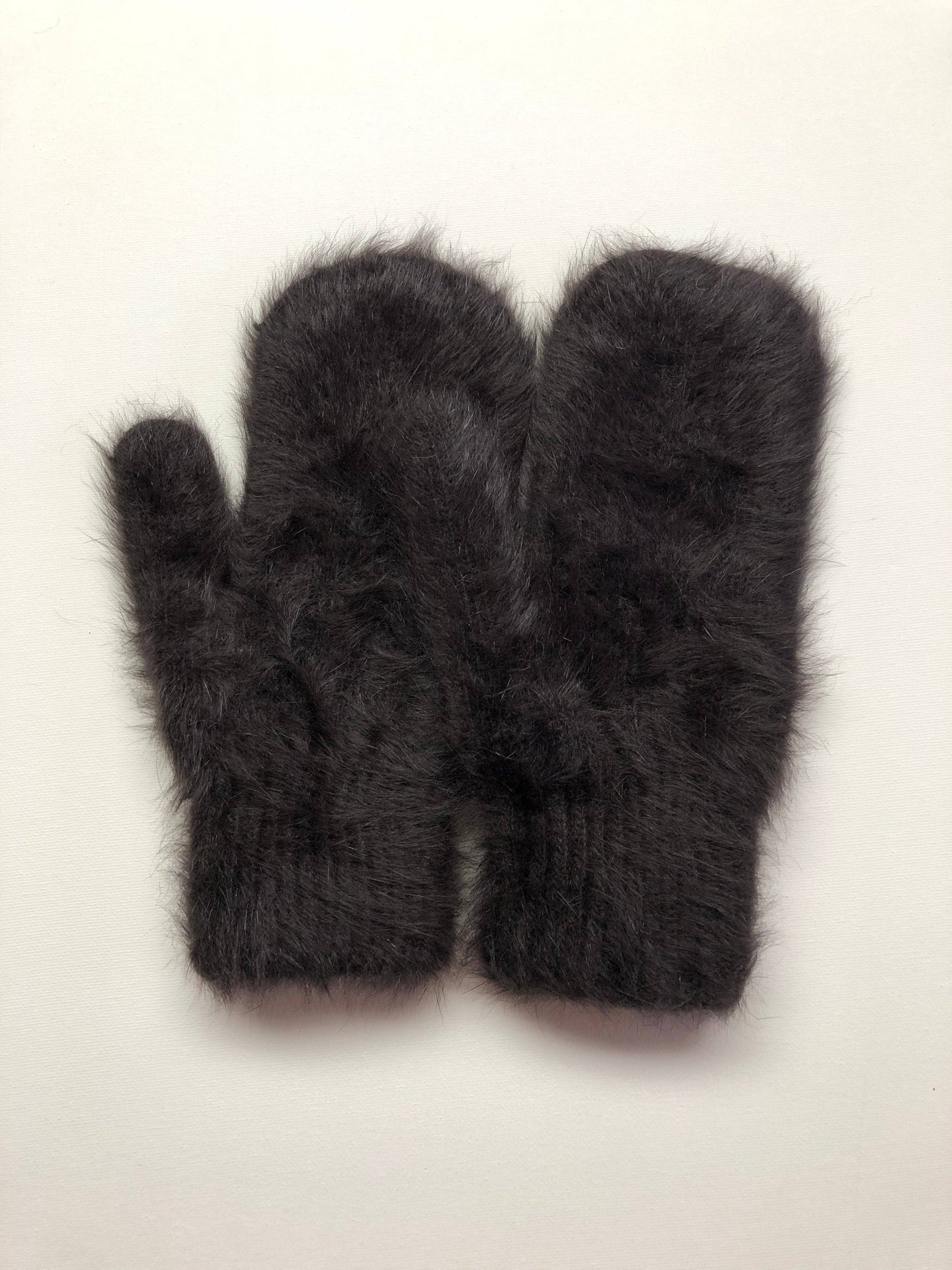 FLUFFY ANGORA MITTENS - neutral