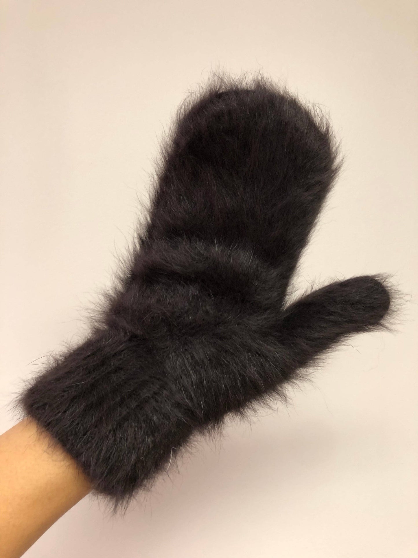 FLUFFY ANGORA MITTENS - neutral